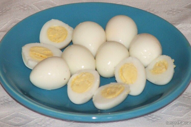 Jumatati de oua de prepelita fierte si decojite care se folosec pentru salata orientala cu ton si oua de prepelita.