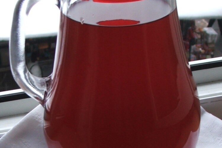 Vinul casei rosu, din struguri servit la tocana din coaste de miel.