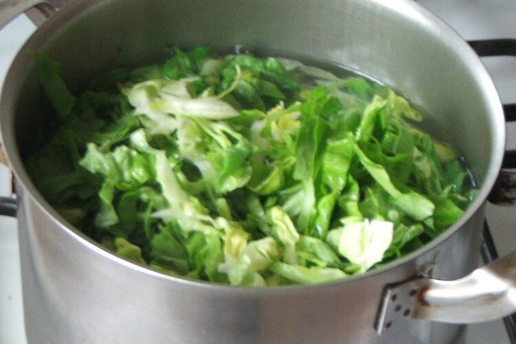 Adaugare salata verde in oala cu perisoare fierte pe jumatate.