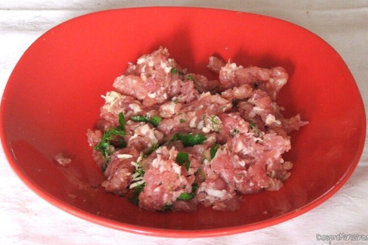 Carne tocata fin care se amesteca cu ceapa uscata, verdeata, usturoi pisat pentru oua de prepelita in cuib de carne tocata.