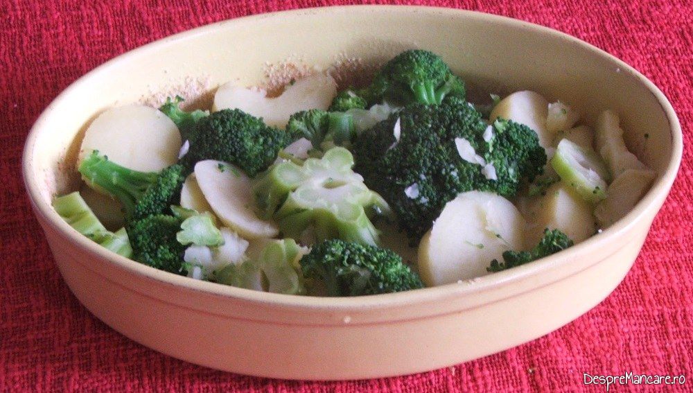 Legume fierte adaugate in vasul de coacere pentru sufleu de brocoli si cartofi.
