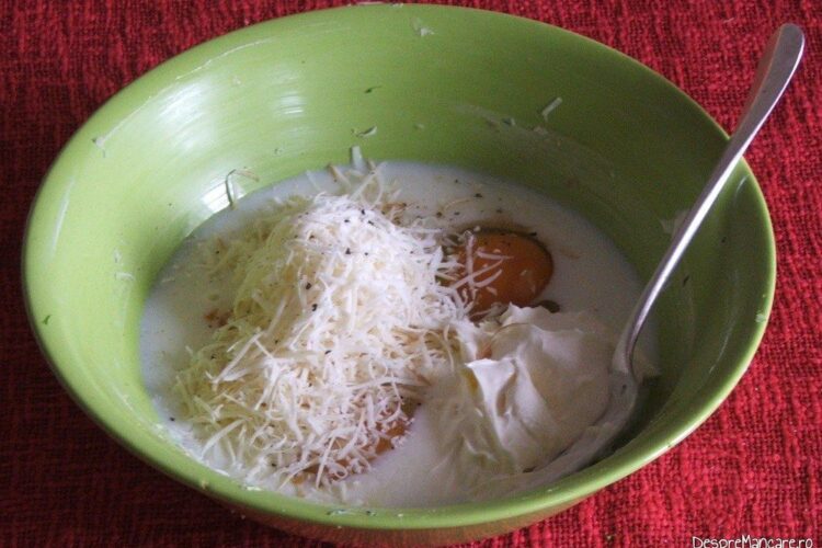 Amestec de oua de gaina, lapte dulce, smantana grasa si cascaval afumat dat pe razatoare pentru sufleu de cartofi si brocoli.