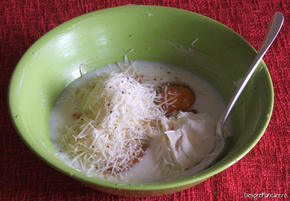 Amestec de oua de gaina, lapte dulce, smantana grasa si cascaval afumat dat pe razatoare pentru sufleu de cartofi si brocoli.