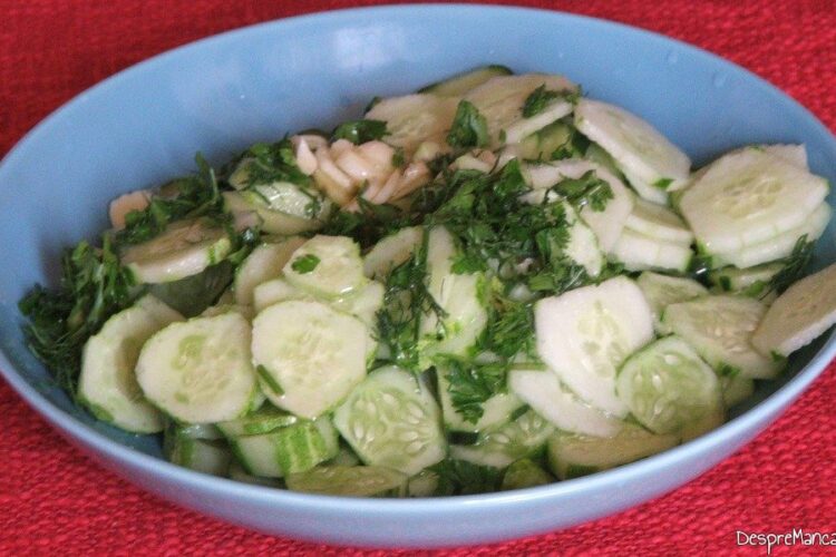 Salata de castraveti cu usturoi si marar verde.