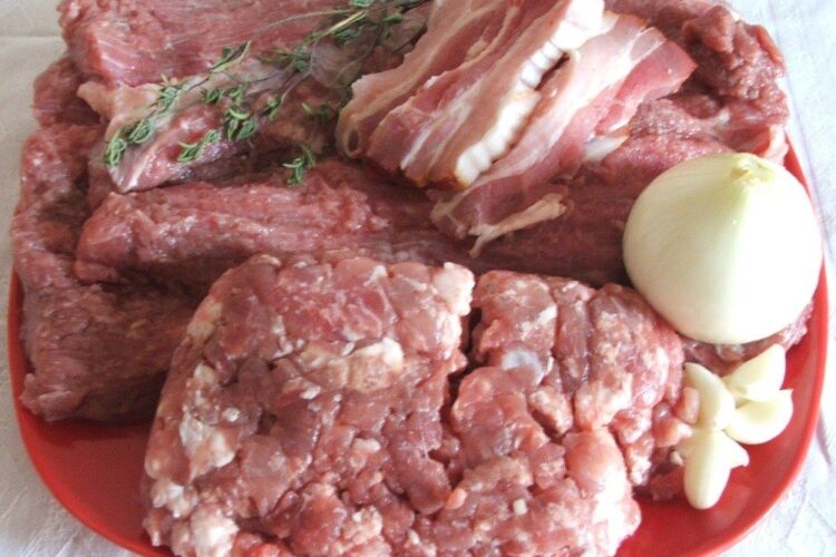 Ingrediente de trebuinta pentru rulada din pulpa de vitel cu carne tocata de porc si piept de porc.