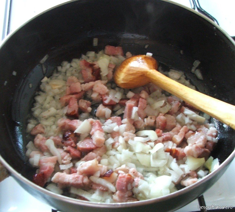 Calire ceapa taiata rondele, usturoi feliat si piept de porc taiat fasii pentru rulada din pulpa de vitel cu carne tocata de porc si piept de porc.