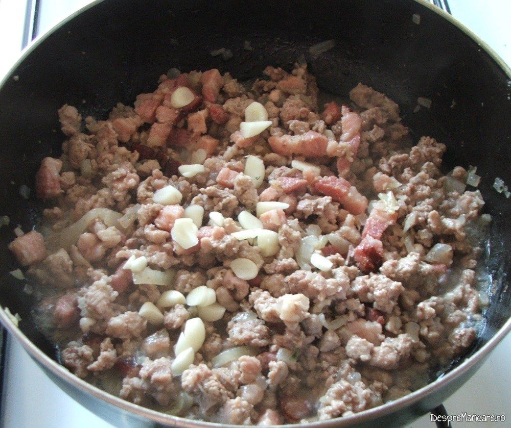 Calire carne tocata de porc pentru rulada din pulpa de vitel cu carne tocata de porc si piept de porc.