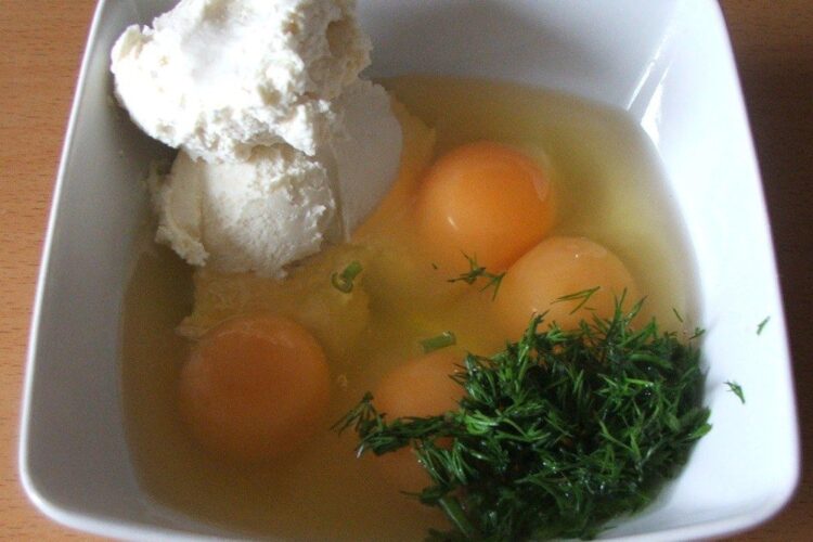 Oua de gaina si smantana grasa pentru creier de porc cu porcarele la cuptor si turta cu jumari.