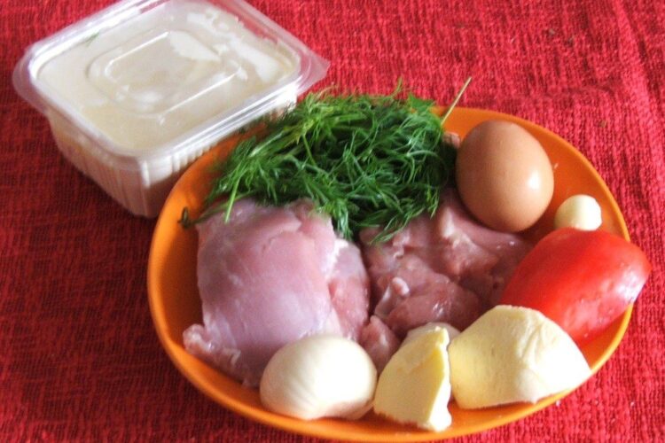 Ingrediente de trebuinta pentru varza cu carne tocata, branza, oua si smantana, la cuptor.