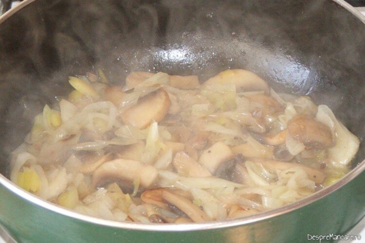 Calire amestec de ciuperci, praz si usturoi, amestec de unt si ulei de masline.