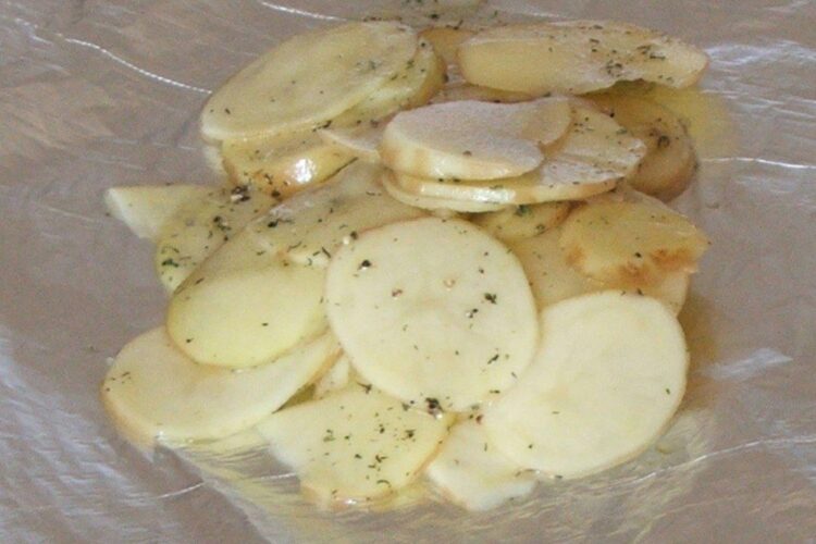 Pregatire felii de cartofi noi pentru frigere in folie, la gratar.