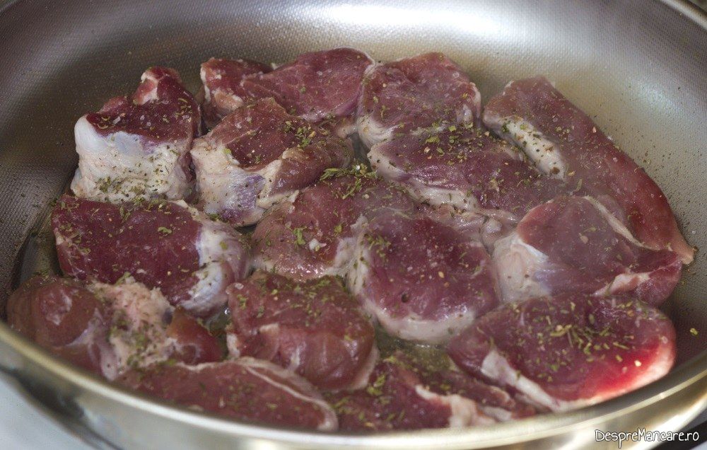 Prajire bucati de muschiulet de porc in grasimea lasata de costita afumata, prajita.