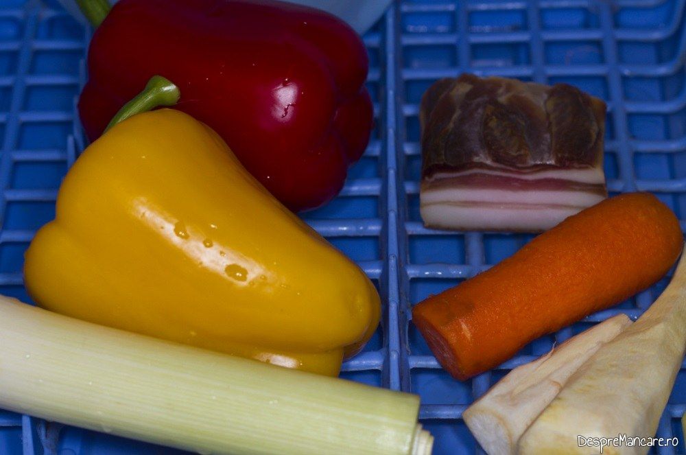 Ingrediente pentru muschiulet de porc cu legume si ciuperci la tigaie, in sos de smantana.