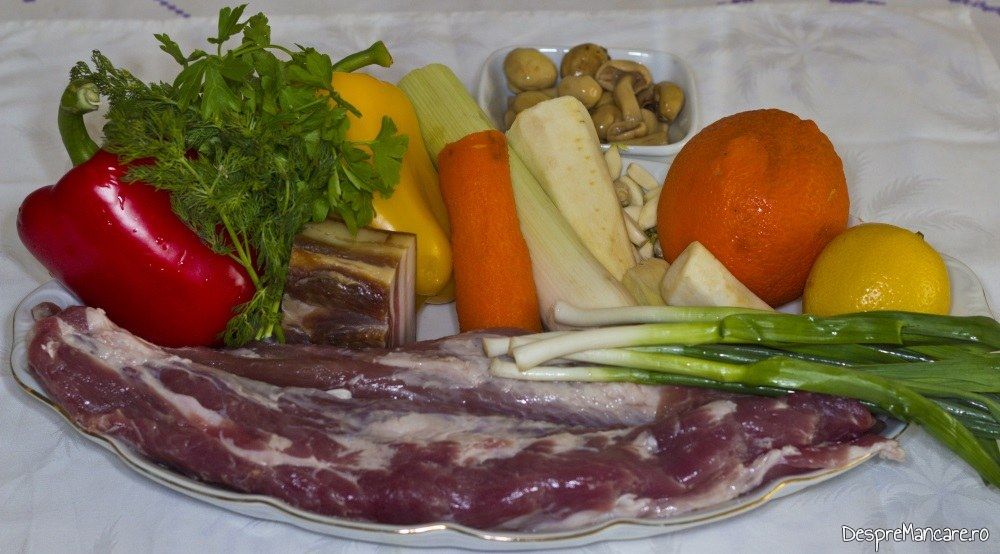Ingrediente pentru muschiulet de porc cu legume si ciuperci la tigaie, in sos de smantana.