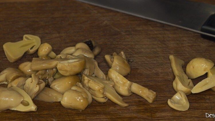 Ciuperci murate pentru muschiulet de porc cu legume si ciuperci la tigaie, in sos de smantana.
