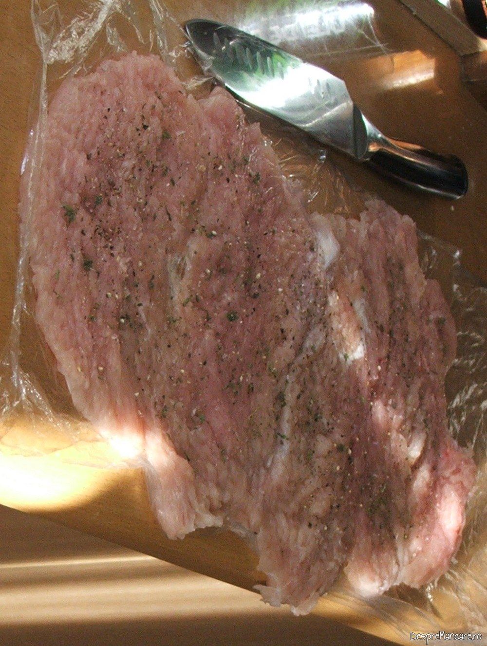 Asezonare bucata din piept de curcan, intinsa cu ciocanul de carne.