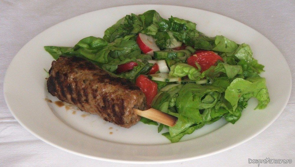Chebab perpelit la gratar servit cu salata de sezon.