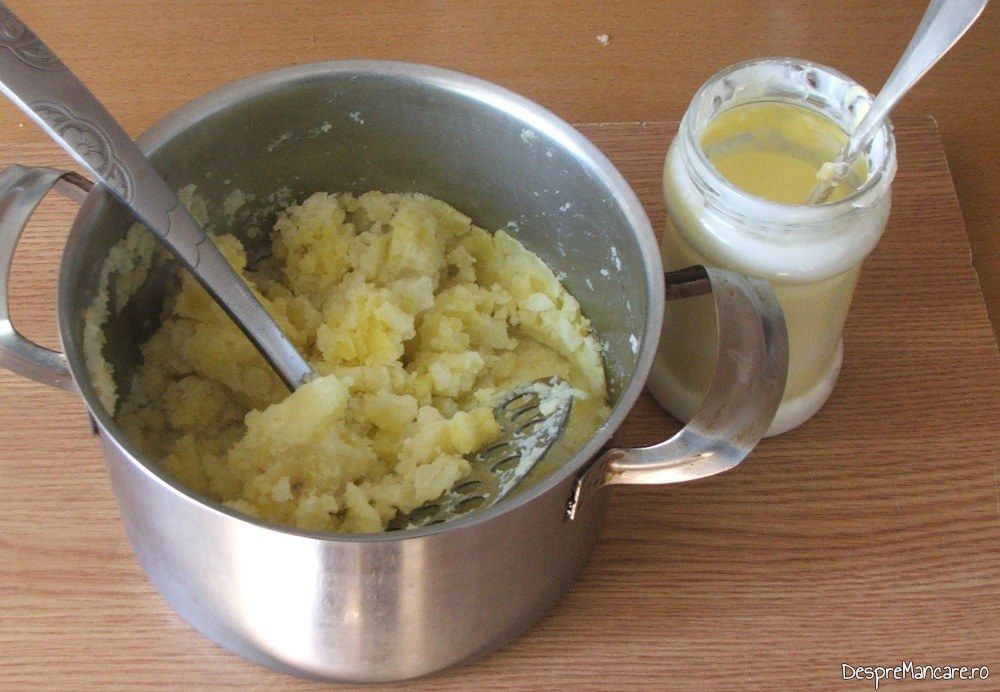 Zdrobire cartofi fierti care se amesteca cu verdeata si cu smantana amestecata cu oua de gaina.