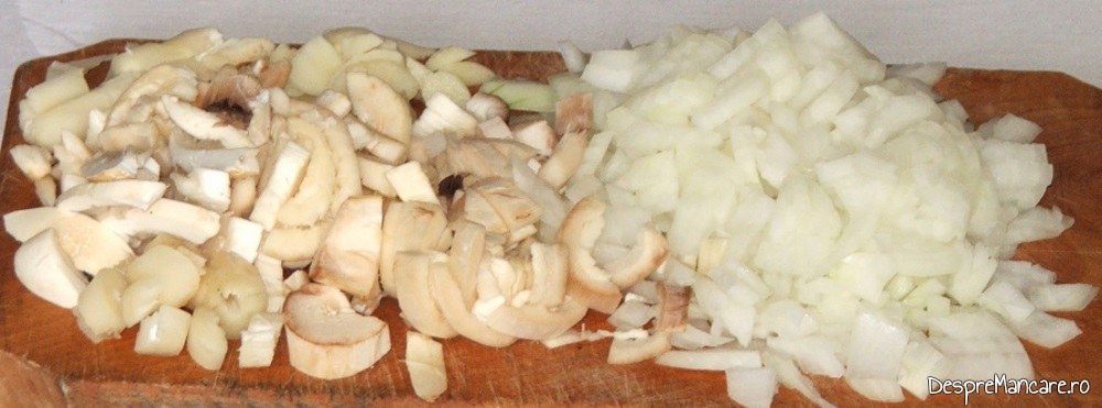 Cotoare de ciuperci, ceapa si usturoi pregatite pentru calire in amestec de unt ptoaspat si ulei de masline extravirgin, 