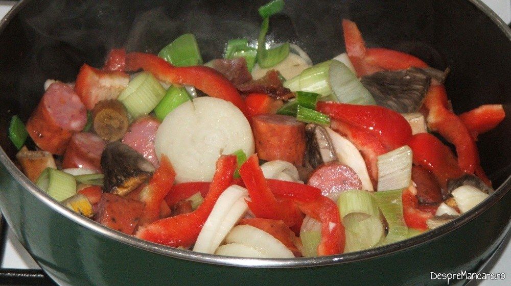 Ingrediente care se calesc pentru ardei umpluti cu legume si ce mai ai prin frigider.