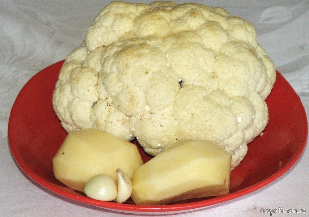 Ingrediente pentru piure-ul de conopida servit la coaste de porc la cuptor cu piure de conopida.