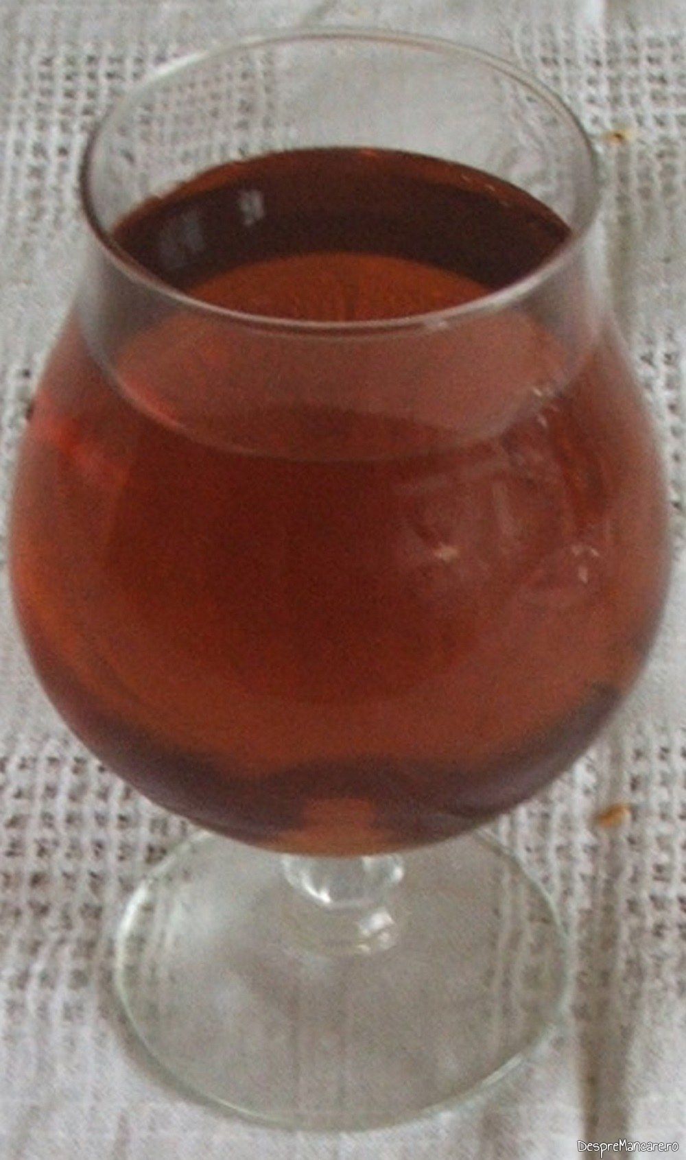 Vinul casei din smochine servit la paste panzerotti umplute cu crab in suc de lamaie si ansoa.