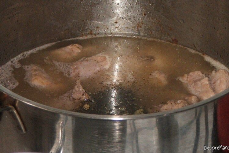 Prajire carne scoasa de pe pecia de porc in untura topita.