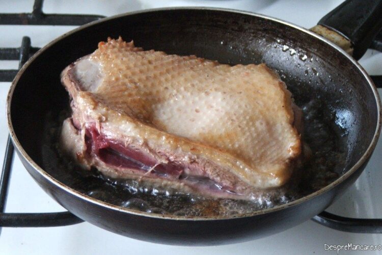 Prajire piept de gasca pe partea cu carne, in grasimea de gasca formata.