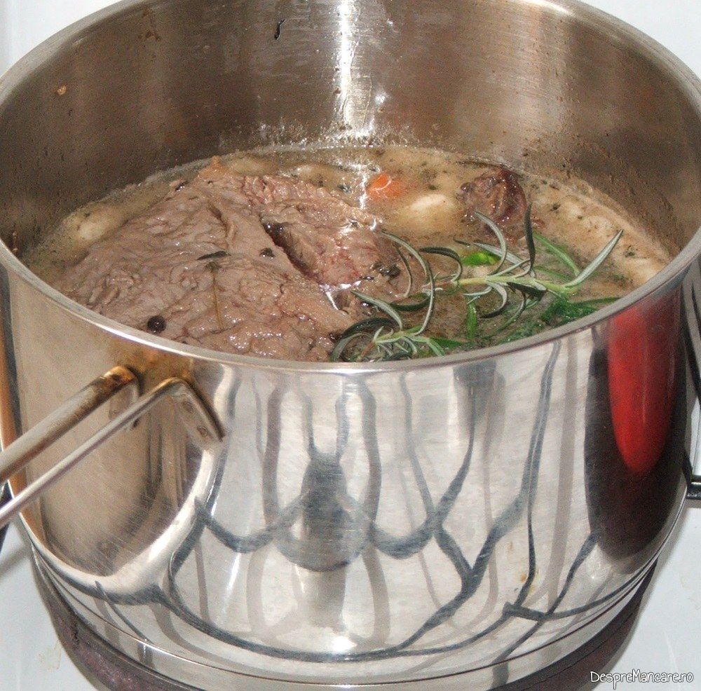 Vrabioara de vitel perpelita in untura de porc, cu vin si condimente pregatita pentru inabusire.