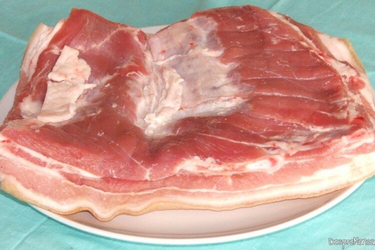 Pecie de porc cu sorici, impanata cu carne pentru rulada din pecie de porc, coapta.