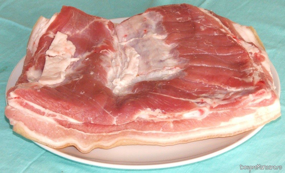 Pecie de porc cu sorici, impanata cu carne pentru rulada din pecie de porc, coapta.