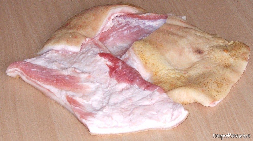 Pecie de porc impanata cu carne care se pregateste pentru rulare.