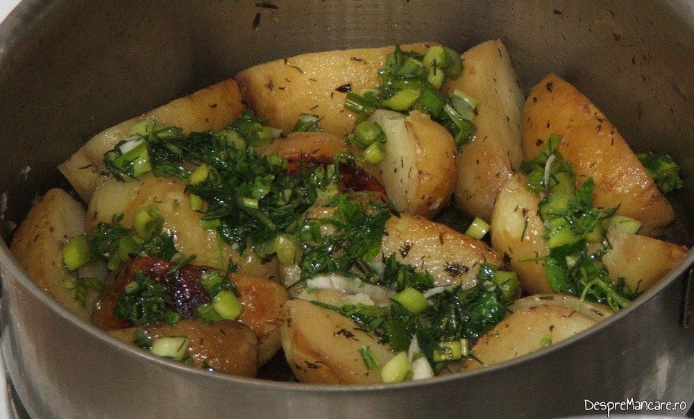 Cartofi inabusiti si mujdei de usturoi verde.