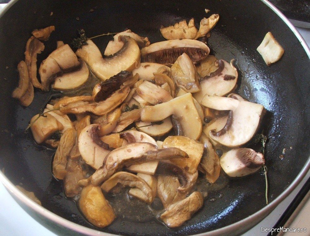 Calire ciuperci feliate in amestec de ulei de masline extravirgin si unt proaspat.