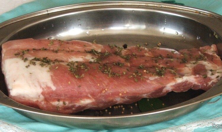 Coaste de porc pregatite pentru coacere in cuptorul aragazului.
