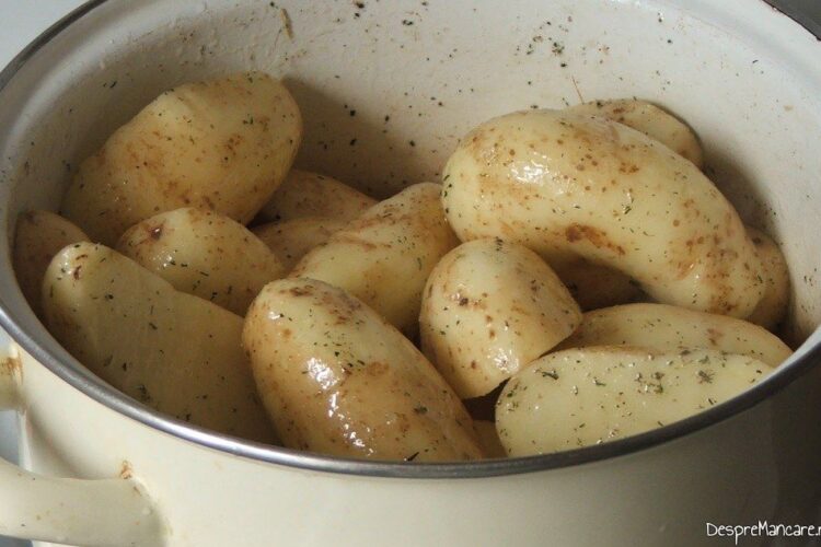 Cartofi noi, intregi, pregatiti pentru inabusire in amestec de ulei de masline si unt proaspat.