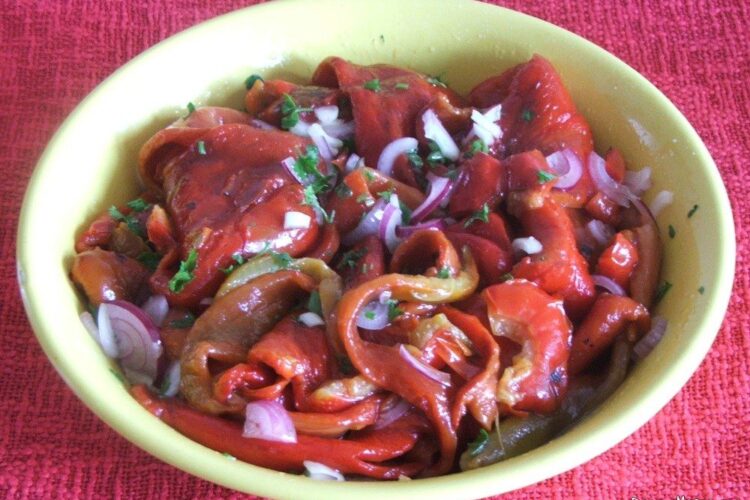 Salata de ardei copti servita la pulpa de vitel in crusta de condimente.