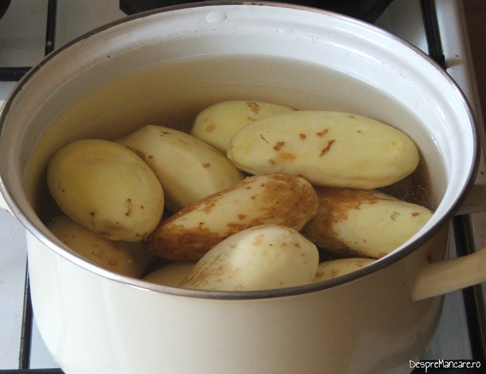 Cartofi noi, intregi, pusi la fiert in apa rece cu sare grunjoasa.