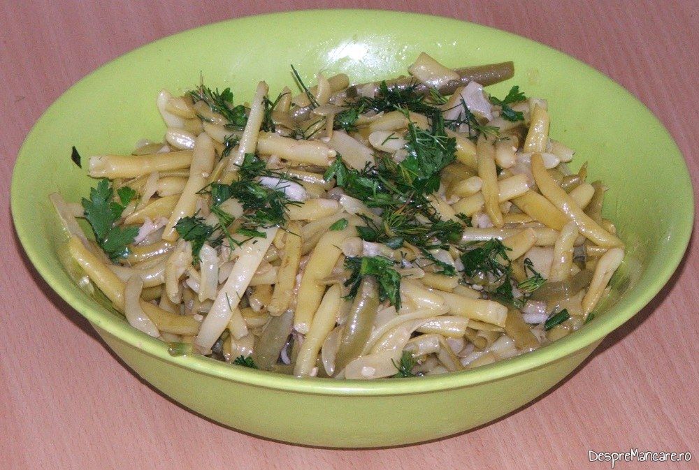 Salata de fasole galbena servita la galbiori gratinati cu smantana. 