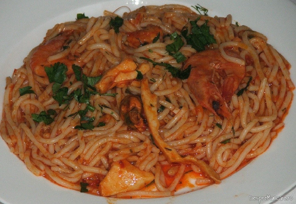 spaghete cu fructe de mare in sos de rosii 6