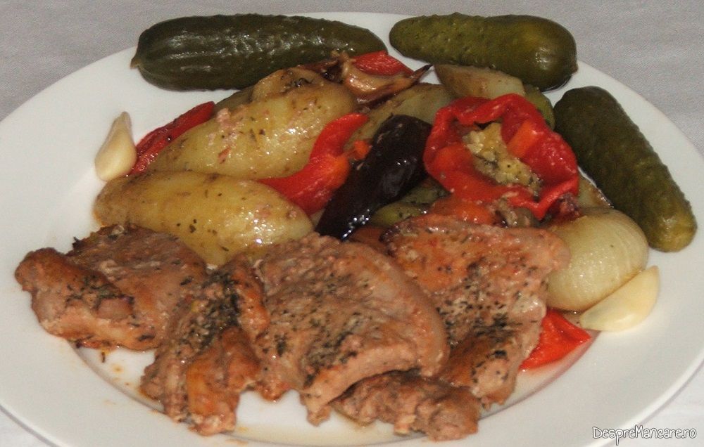 buture de porc feliat si macerat in pasta de rosii cu legume la cuptor 12