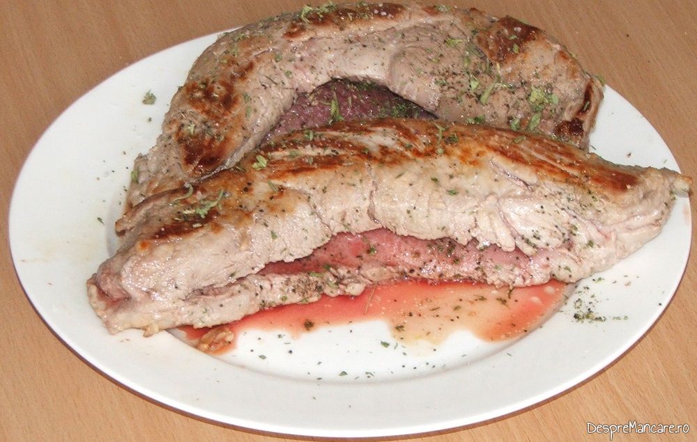 muschiulet de porc umplut cu mozarella invelit in bacon afumat cu carnat proaspat cartofi copti si garnitura de ghebe 3