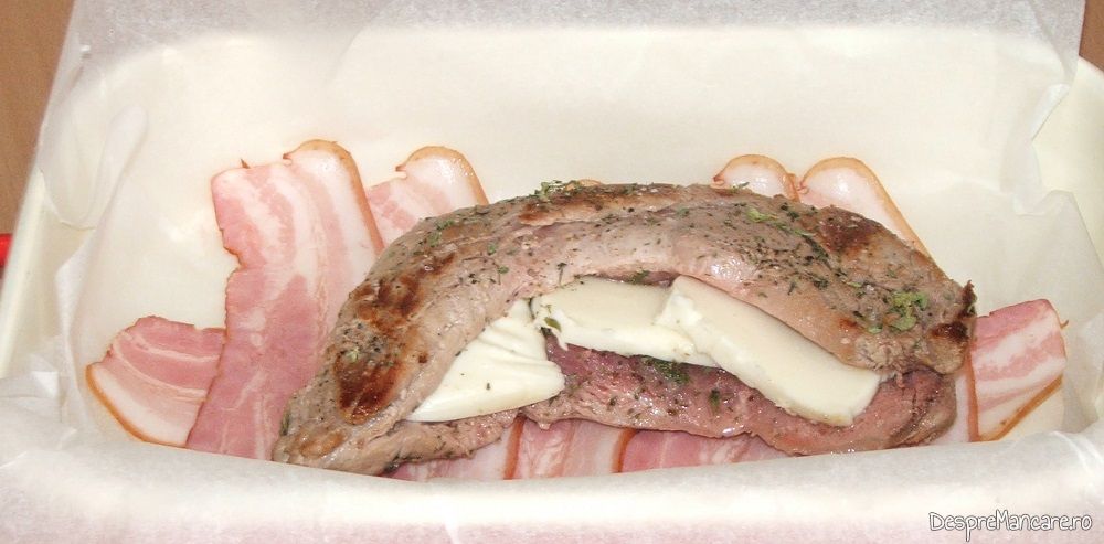muschiulet de porc umplut cu mozarella invelit in bacon afumat cu carnat proaspat cartofi copti si garnitura de ghebe 5