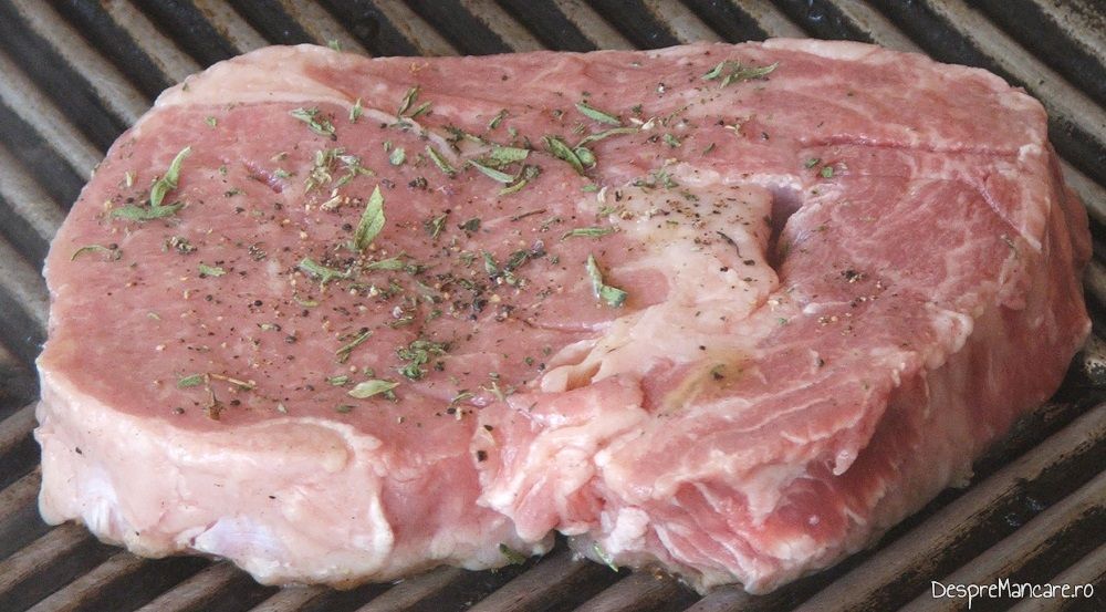 steak de vita la gratar cu urzici batute ou de rata si salata de ceapa rosie 4