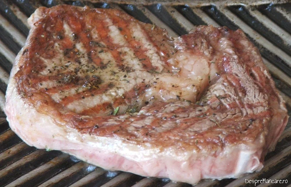 steak de vita la gratar cu urzici batute ou de rata si salata de ceapa rosie 5