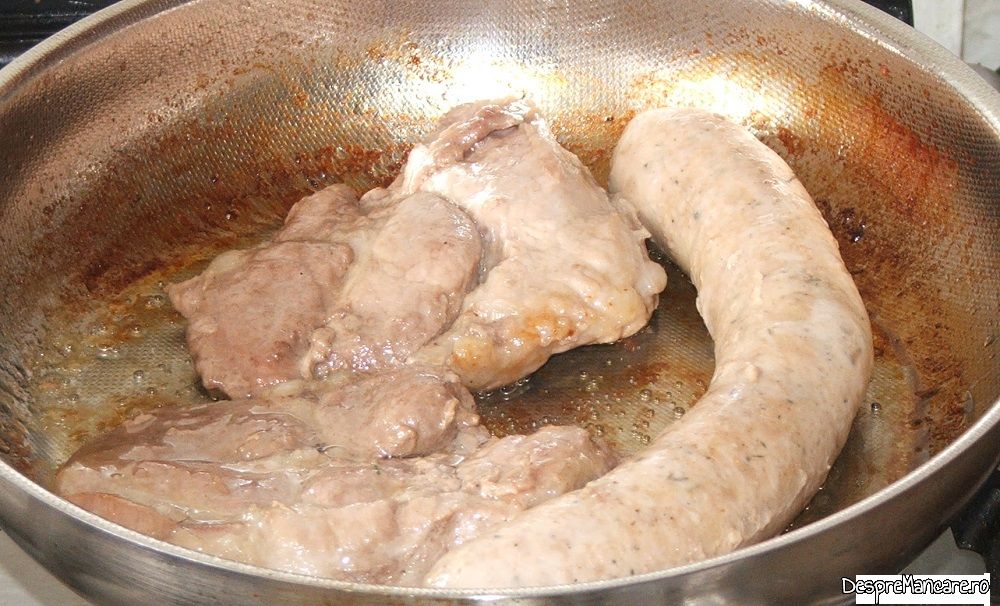 ceafa de porc si carnat proaspat de porc la tigaie cu salata din teci de fasole galbena 2