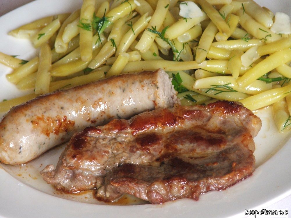 ceafa de porc si carnat proaspat de porc la tigaie cu salata din teci de fasole galbena 4