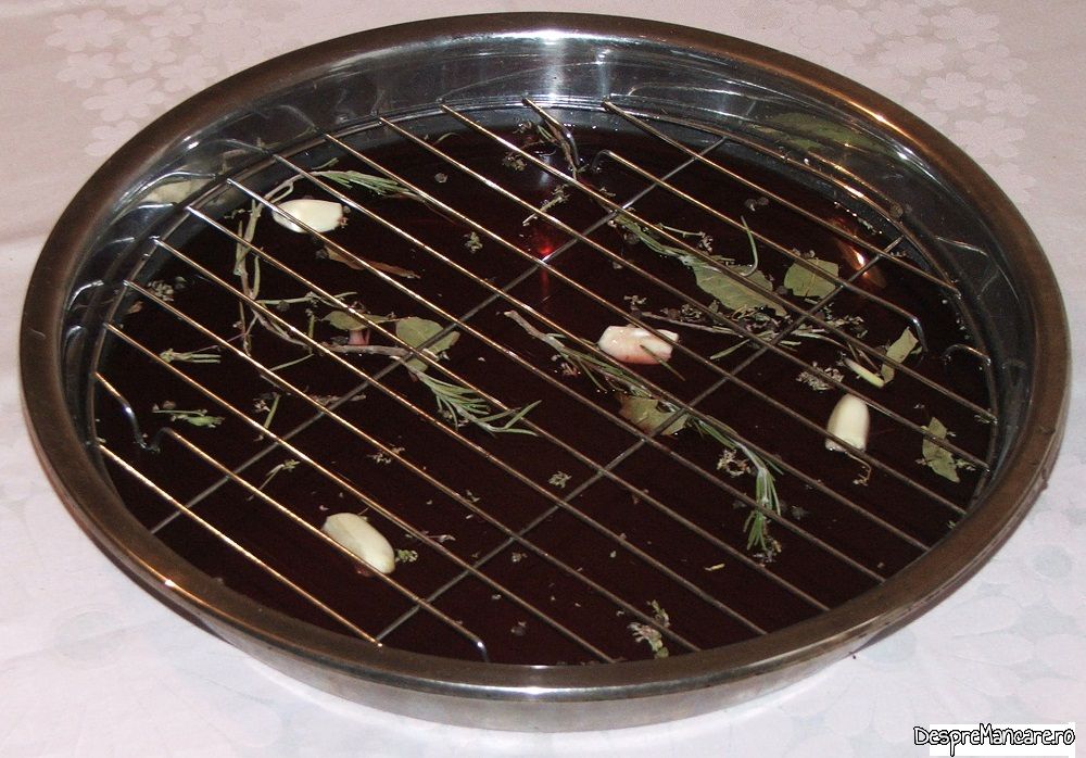 fleica de porc cu sorici la cuptor si carnati proaspeti la tigaie cu cartofi copti 2