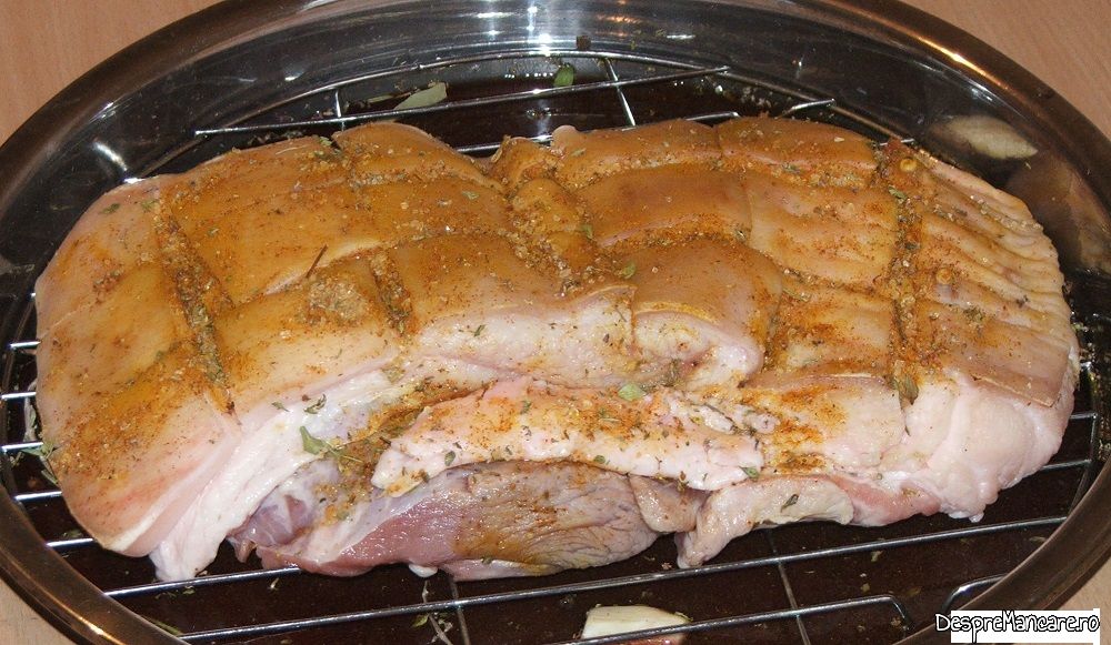 fleica de porc cu sorici la cuptor si carnati proaspeti la tigaie cu cartofi copti 5