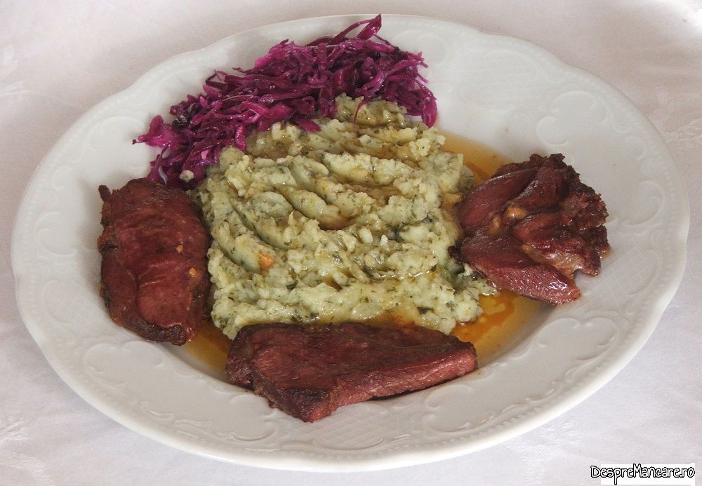 pastrama de oaie la cuptor cu piure de conopida si salata de varza rosie 3